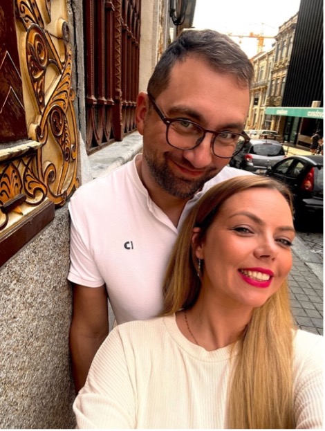 Kati ja abikaasa Teet Porto vanalinna tänaval.