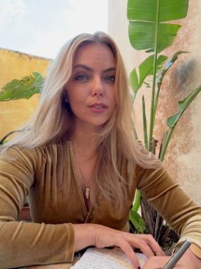Kati kirjutamas Sintra terrassil banaanipuu all.